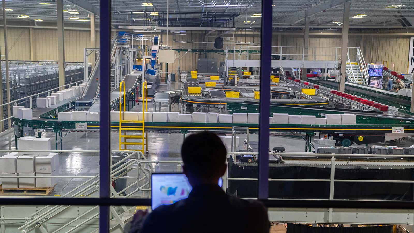 ¿Cómo pueden las bandas transportadoras mejorar la eficiencia y reducir los errores en el proceso de alisto?